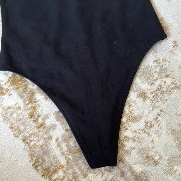 Aritzia Wilfred Free Red Scoop Neck Sleeveless Bodysuit Sz XS - Picture 3 of 9